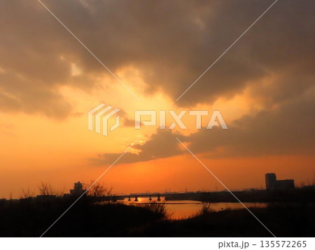 グラデーション:夕景：黄砂：黄色の夕日：大阪府淀川枚方大橋 135572265