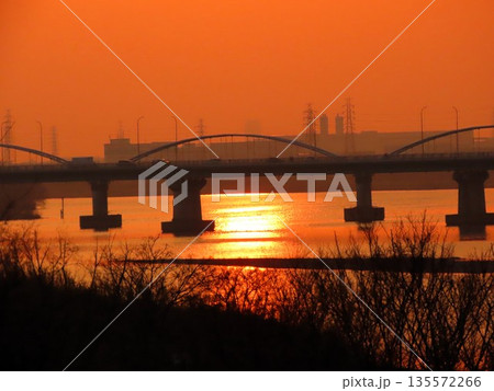 グラデーション:夕景：黄砂：黄色の夕日：大阪府淀川枚方大橋 135572266