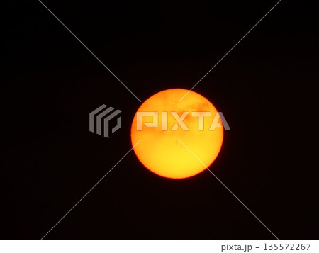 グラデーション:夕景：黄砂：黄色＆のオレンジ色：夕日：大阪府淀川枚方市  135572267
