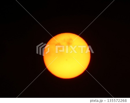 グラデーション:夕景：黄砂：黄色＆のオレンジ色：夕日：大阪府淀川枚方市  135572268