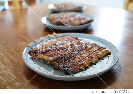 ウナギのかば焼き ウナギのかば焼き 135572291