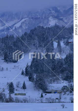 雪景色の飯山線 135572308