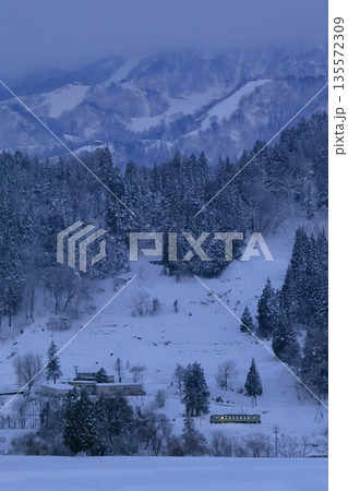 雪景色の飯山線 135572309
