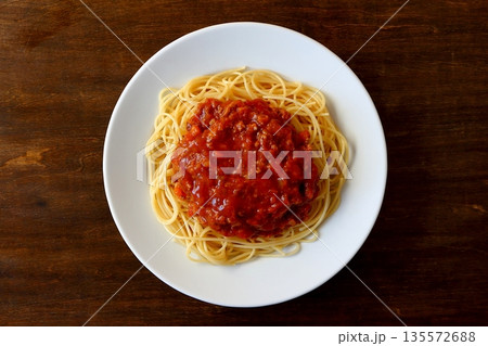 真上から見た手作りミートソーススパゲッティ 真上から見た手作りミートソーススパゲッティ 135572688