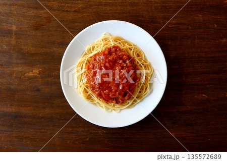 真上から見た手作りミートソーススパゲッティ 真上から見た手作りミートソーススパゲッティ 135572689