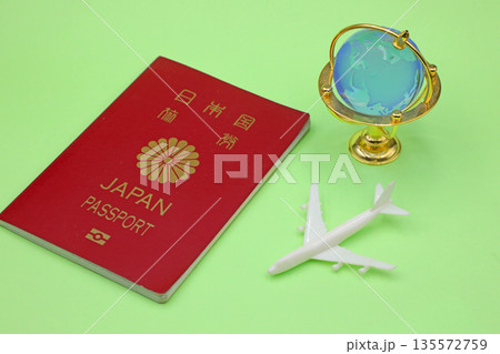 飛行機とパスポート 旅行や出張のイメージ 飛行機とパスポート 旅行や出張のイメージ 135572759