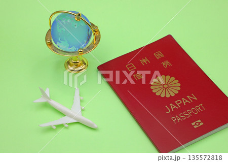 飛行機とパスポート 旅行や出張のイメージ 飛行機とパスポート 旅行や出張のイメージ 135572818