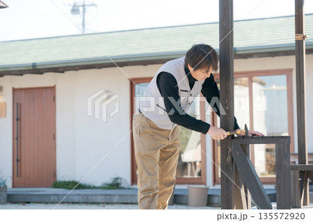 家の修理をする作業服の男性 135572920