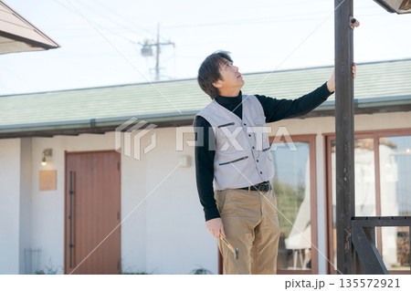 家の修理をする作業服の男性 135572921