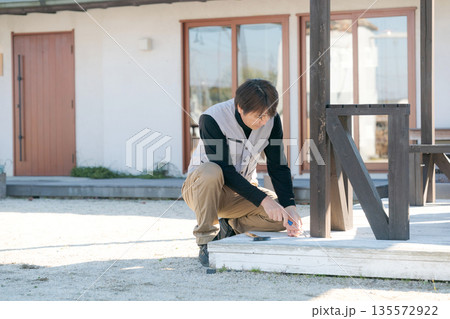 家の修理をする作業服の男性 135572922