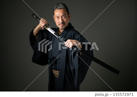 着物を着た男性 着物を着た男性 135572971