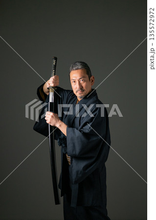 着物を着た男性 135572972