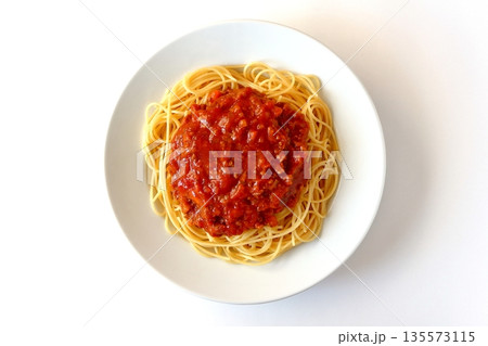 真上から見た白背景の手作りミートソーススパゲッティ 135573115