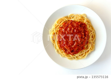 真上から見た白背景の手作りミートソーススパゲッティ 真上から見た白背景の手作りミートソーススパゲッティ 135573116