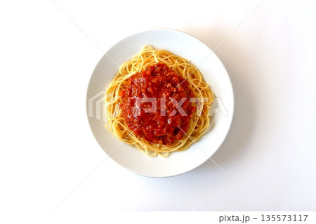 真上から見た白背景の手作りミートソーススパゲッティ 135573117