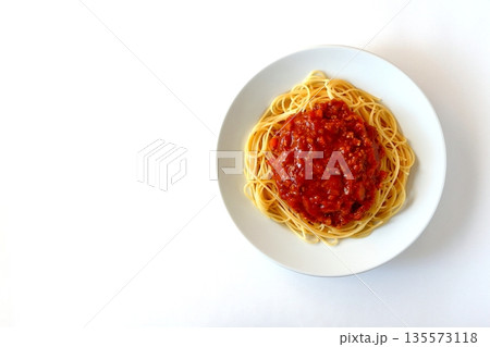 真上から見た白背景の手作りミートソーススパゲッティ 135573118
