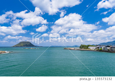 《佐賀県》唐津湾の眺望・高島をのぞむ 135573132