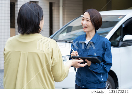車の修理をするミドルの女性の自動車整備士 車の修理をするミドルの女性の自動車整備士 135573232