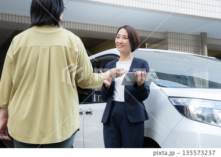 車の査定をするミドルのビジネスウーマン 135573237