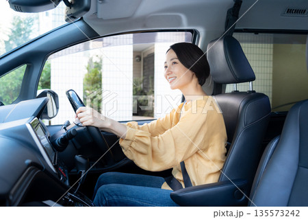 車でドライブをするミドルの女性 135573242