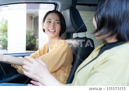 車でドライブをするミドルの女性 135573255