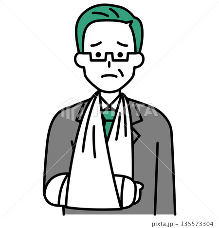 右腕を骨折している中年のスーツの男性 135573304