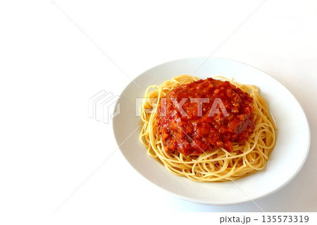 白背景の手作りミートソーススパゲッティ 白背景の手作りミートソーススパゲッティ 135573319