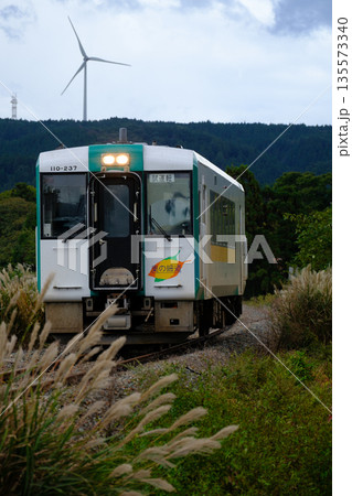 すすきをバックに走る試運転中の陸羽西線 すすきをバックに走る試運転中の陸羽西線 135573340