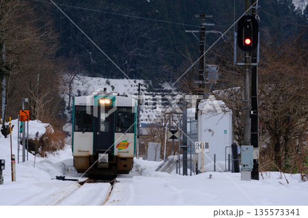 雪の中、古口駅に入線する陸羽西線 雪の中、古口駅に入線する陸羽西線 135573341