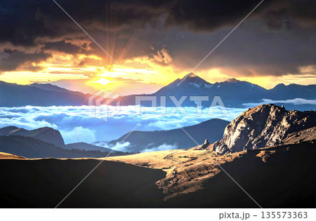 雲の上に光が差すドラマティックAI生成画像 135573363
