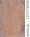 ヒノキ（檜）の樹皮【背景素材】 135573608
