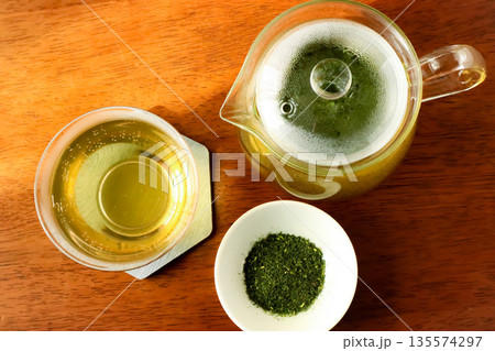緑茶を注ぐ 135574297