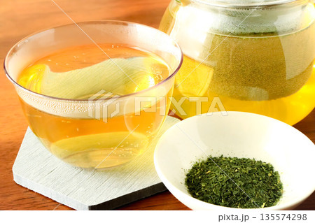 緑茶を注ぐ 緑茶を注ぐ 135574298