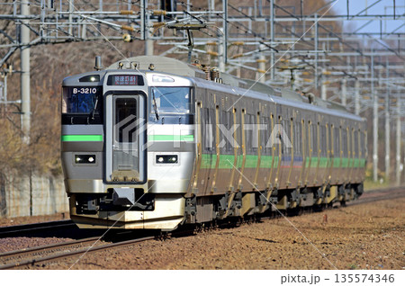 千歳線　西の里（信）　JR北海道　733系　B-3210編成（札幌）　エアポート 135574346