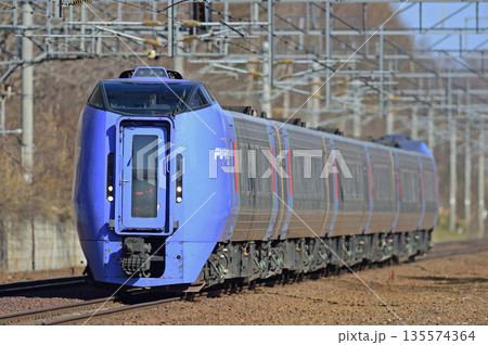千歳線　西の里（信）　JR北海道　キハ283系　スーパーおおぞら 135574364