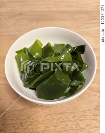 生わかめの刺身 生わかめの刺身 135574373
