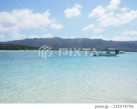 透明度の高い海、川平湾に浮かぶボート 透明度の高い海、川平湾に浮かぶボート 135574756