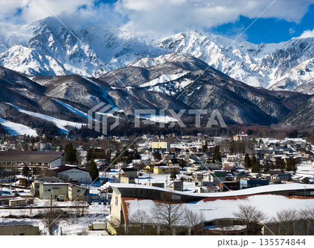 節煙を上げる白馬岳　長野県白馬村（ドローンによる空撮） 135574844
