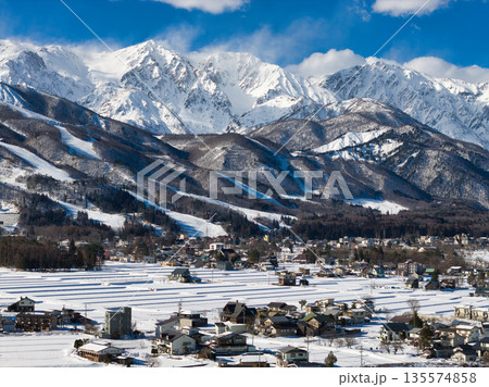 節煙を上げる白馬三山　長野県白馬村（ドローンによる空撮） 135574858