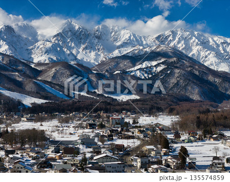 節煙を上げる白馬三山　長野県白馬村（ドローンによる空撮） 135574859