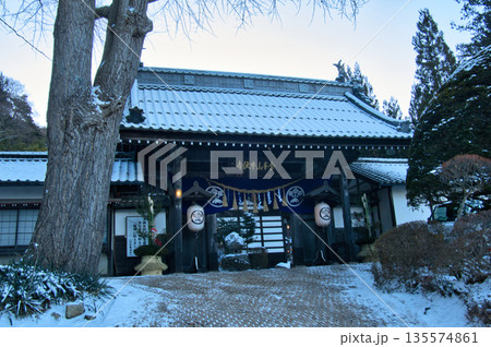 冬(厄除け縁日大祭)の牛伏寺 山門 長野県松本市 冬(厄除け縁日大祭)の牛伏寺 山門 長野県松本市 135574861