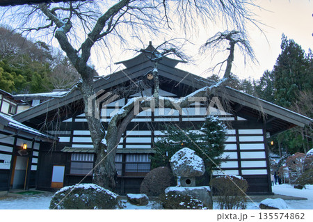 冬(厄除け縁日大祭)の牛伏寺 本坊としだれ桜 長野県松本市 冬(厄除け縁日大祭)の牛伏寺 本坊としだれ桜 長野県松本市 135574862