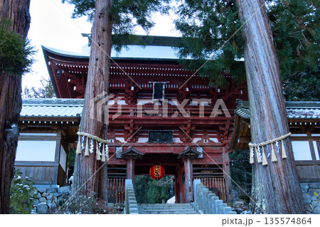 冬(厄除け縁日大祭)の牛伏寺 仁王門 長野県松本市 冬(厄除け縁日大祭)の牛伏寺 仁王門 長野県松本市 135574864