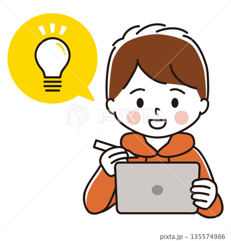 ペンタブを持ってタブレット端末で勉強する男の子のイラスト ひらめき ペンタブを持ってタブレット端末で勉強する男の子のイラスト ひらめき 135574986