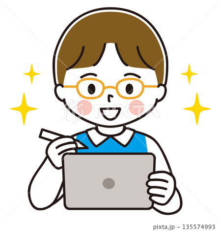 ペンタブを持ってタブレット端末で勉強する男の子のイラスト　わくわく 135574993