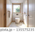 清潔感溢れるユニバーサルデザインのトイレ：高齢者住宅・住宅改修・自立支援のWeb広告用背景素材 135575235