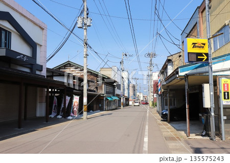 青森　黒石　古い街並み 135575243