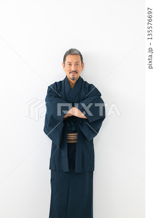着物を着た男性 135576697