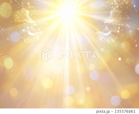 神秘的な黄金の光が降り注ぐ様子　天使の羽が舞う　神聖　スピリチュアル　癒しのエネルギー 135576861