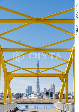 「東京都」東四つ木避難橋と東京スカイツリー 135576869